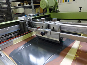 Tirage face avant lexan sur machine semi-automatique sérigraphie traditionnelle