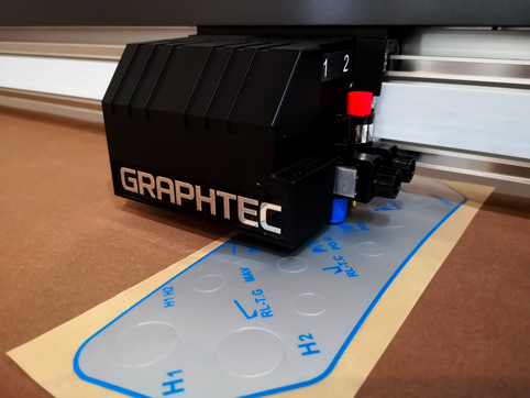 Table de découpe commande numérique Graphtec decoupe face avant lexan, vinyle adhésif, mi-chair et decoupe total selon tracé vectoriel